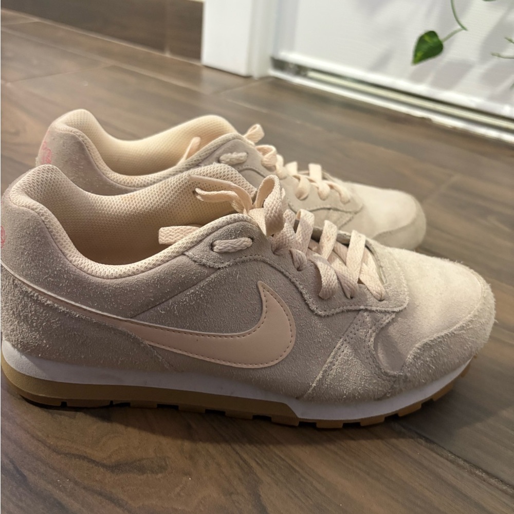 Nike Women's Cream Sneakers